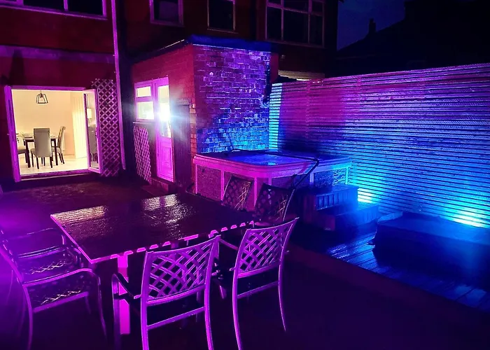 Family Modern 3 Bed Hot Tub House In Blackpool