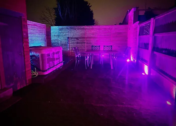 Family Modern 3 Bed Hot Tub House In Blackpool